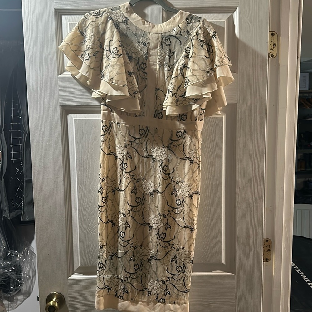 Gorgeous cream and black lace dress. NWT fits like an extra small. No size tags